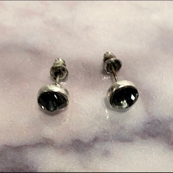💟 Sale $10💟 Black Faceted Silver earrings!!! - Picture 1 of 3